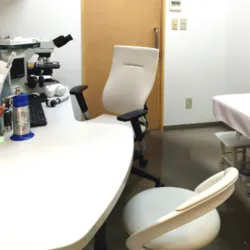 立川皮膚科クリニックのほくろ除去を受ける前の診察室