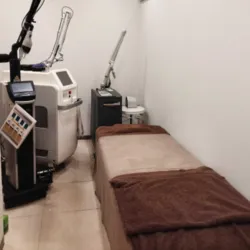 立川皮膚科クリニックのほくろ除去を受ける施術室