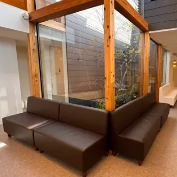 とも皮膚科クリニックのほくろ除去を受ける前の待合室