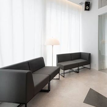 上野御徒町ファラド皮膚科のほくろ除去を受ける前の待合室