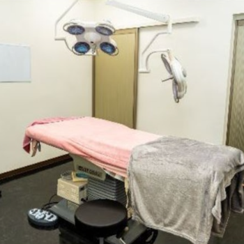 ルラ美容クリニック 上野院のほくろ除去を受ける施術室