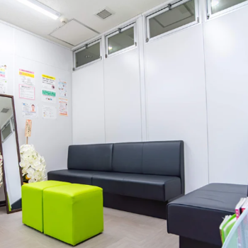 上野皮膚科ゆうスキンクリニック 上野院のほくろ除去を受ける前の待合室