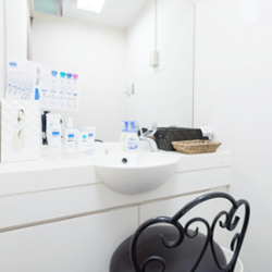 横浜中央クリニックのシミ取りを受けた後のパウダールーム