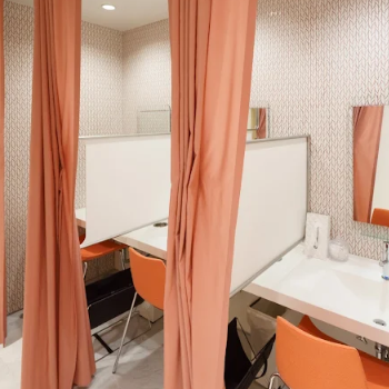 ヴェリテクリニック 東京銀座院の豊胸手術を受けた後のパウダールーム