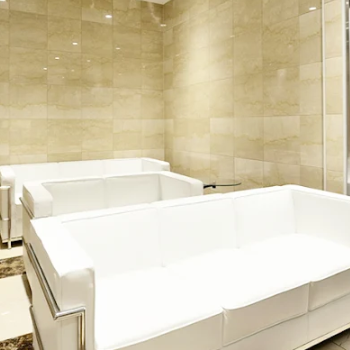 共立美容外科 姫路付近1院の豊胸手術を受ける前の待合室