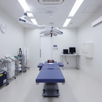 すず美容形成外科医院の豊胸手術を受ける手術室