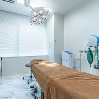 B-LINE CLINIC 池袋院の豊胸手術を受ける手術室