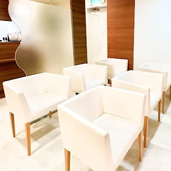 ガーデンクリニック 東京3院のクマ取りを受ける前の待合室