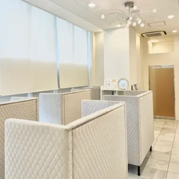共立美容外科 福岡院のフォトフェイシャルを受ける前の待合室