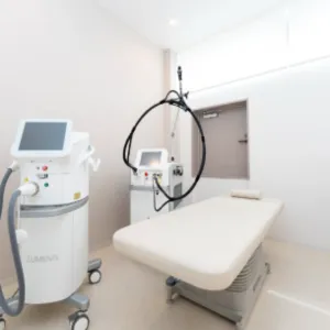 九大学研都市かえで皮膚科のフォトフェイシャルを受ける施術室