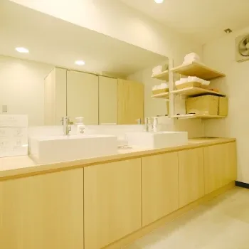 フラルクリニック 大阪梅田院のフォトフェイシャルを受けた後のパウダールーム