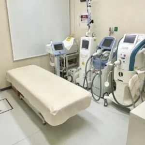 長井皮膚科医院のフォトフェイシャルを受ける施術室