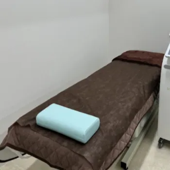 湘南美容クリニック 富山院のフォトフェイシャルを受ける施術室