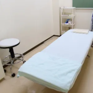 寺田皮ふ科形成外科医院のフォトフェイシャルを受ける施術室