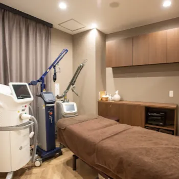 MYWクリニックのフォトフェイシャルを受ける施術室