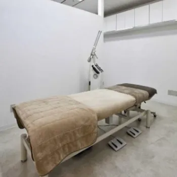 シロノクリニック 横浜院のフォトフェイシャルを受ける施術室