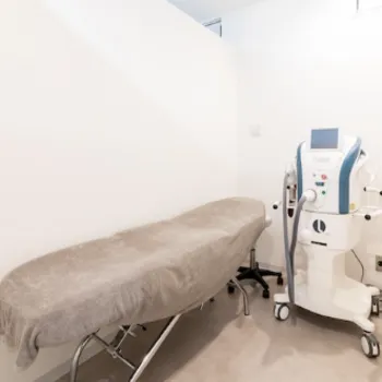 たまプラーザ駅前皮ふ科のフォトフェイシャルを受ける施術室