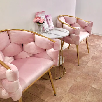 神戸元町通クリニックのニキビ跡治療を受ける前の待合室