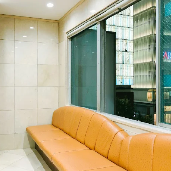 共立美容外科 大阪2院のニキビ跡治療を受ける前の待合室