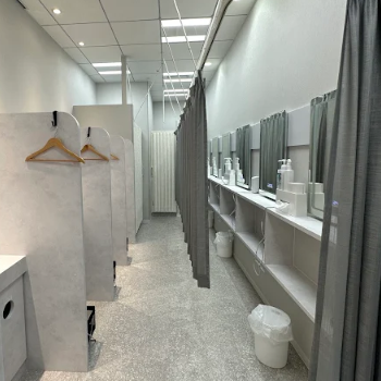 湘南美容クリニック 大阪7院のニキビ跡治療を受けた後のパウダールーム